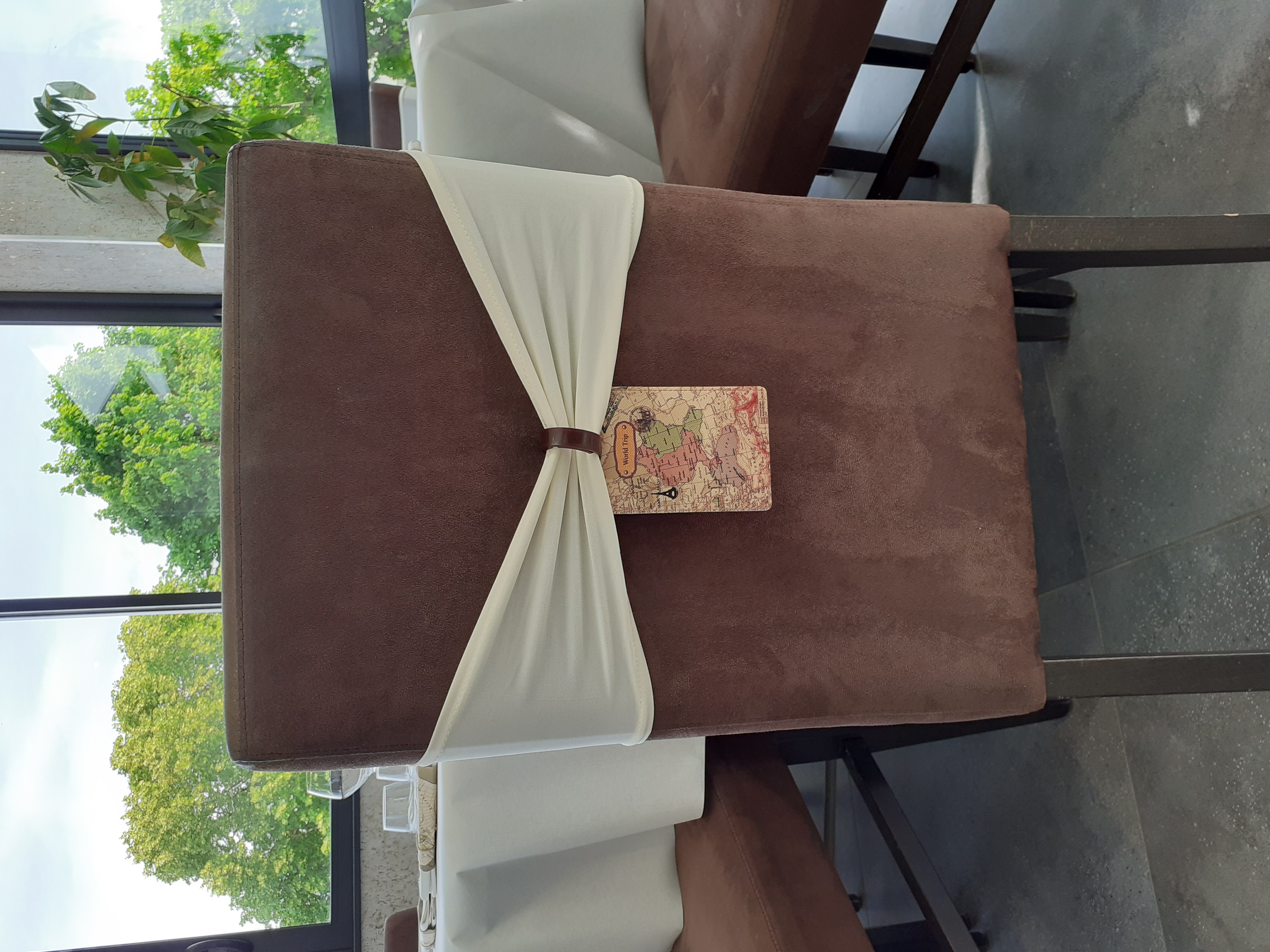 Nœud de chaise avec étiquette bagages cadeau invités