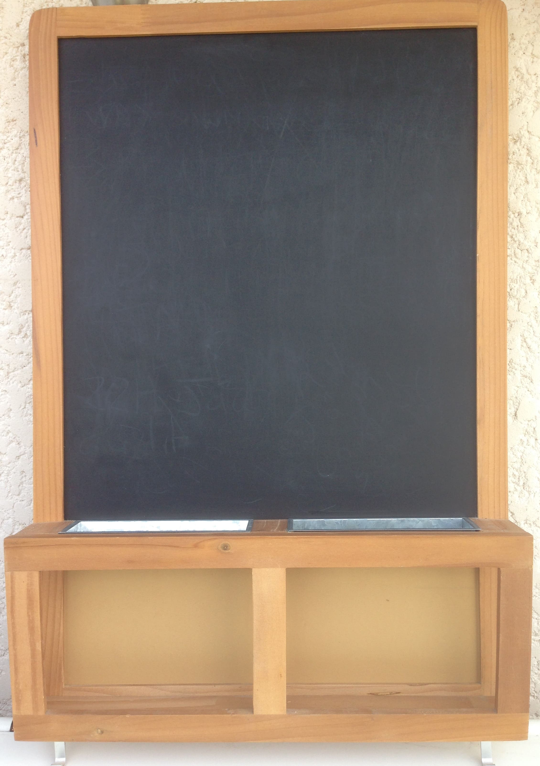 Tableau noir avec casiers
