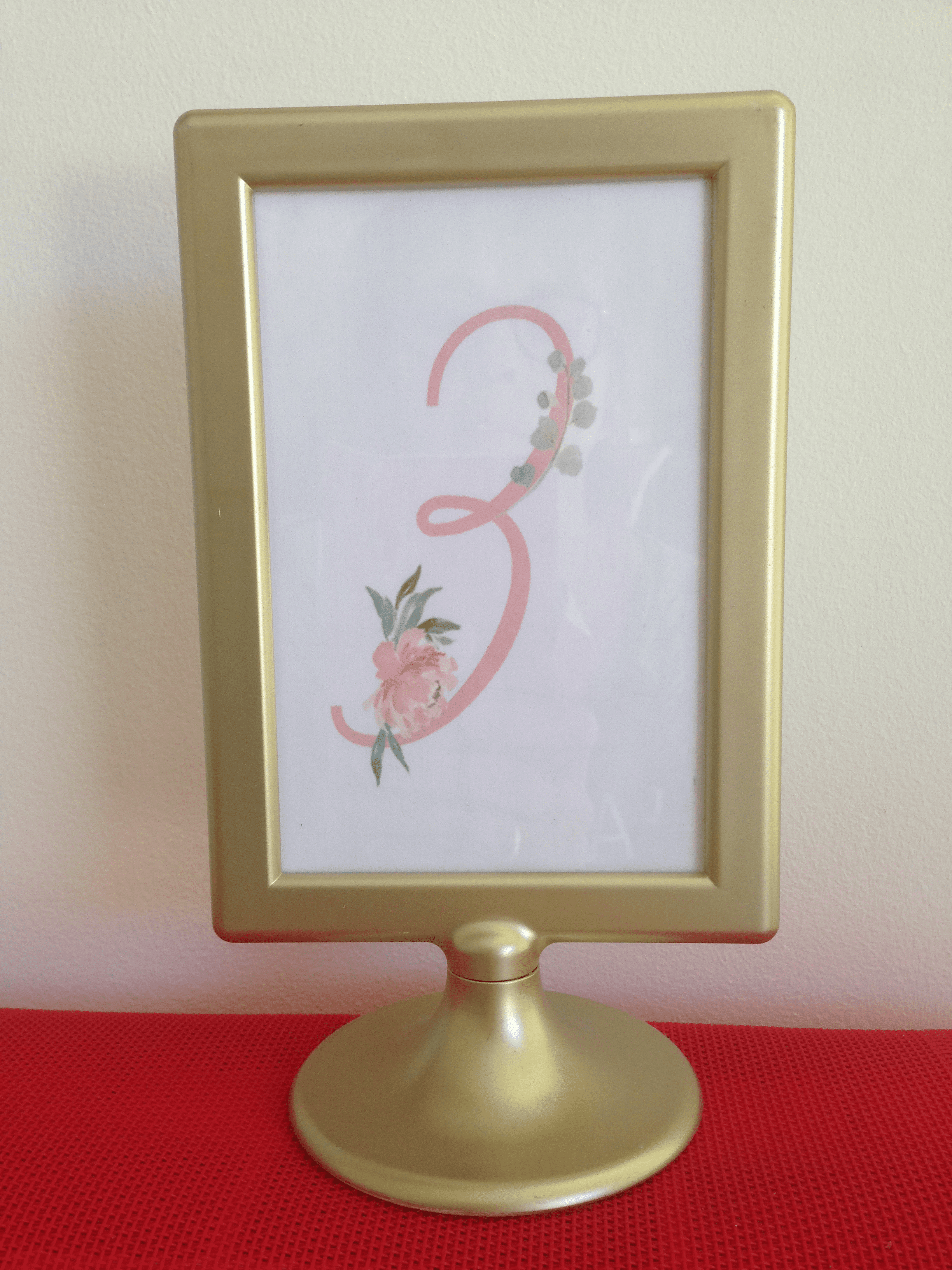 Porte menu/marque table doré