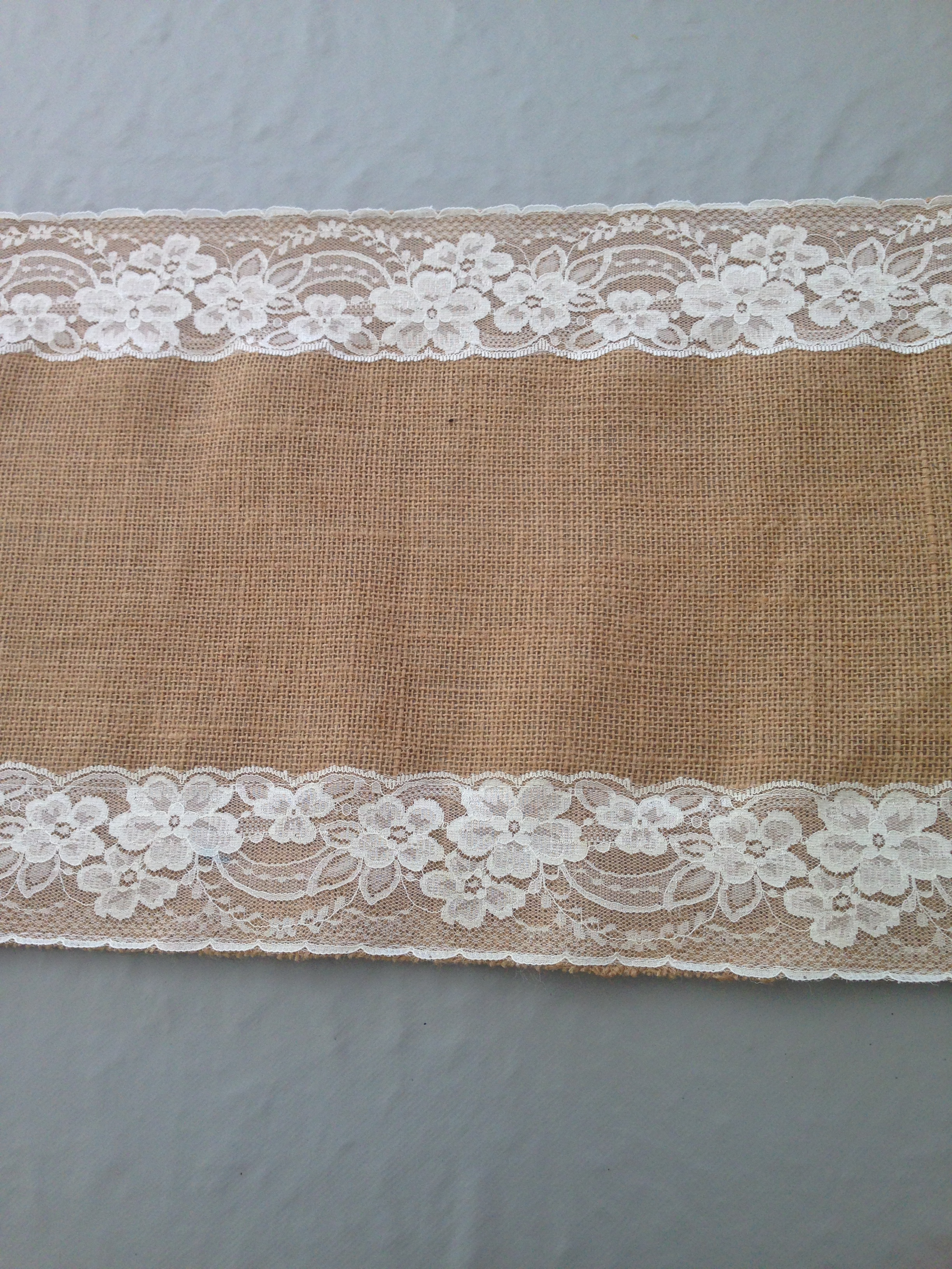 Chemin de table toile de jute et dentelle
