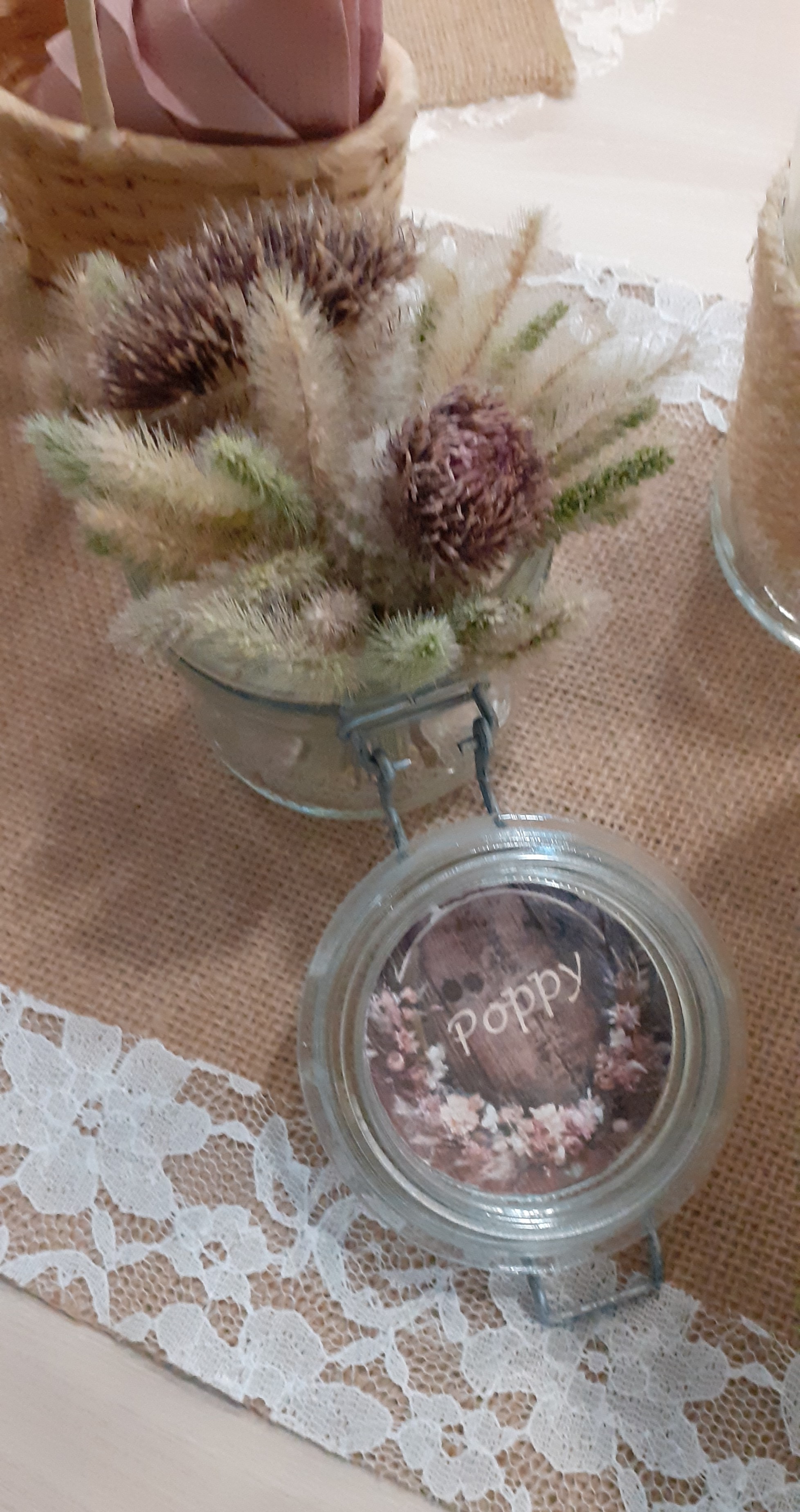 Détail décoration : bocal et fleurs séchées