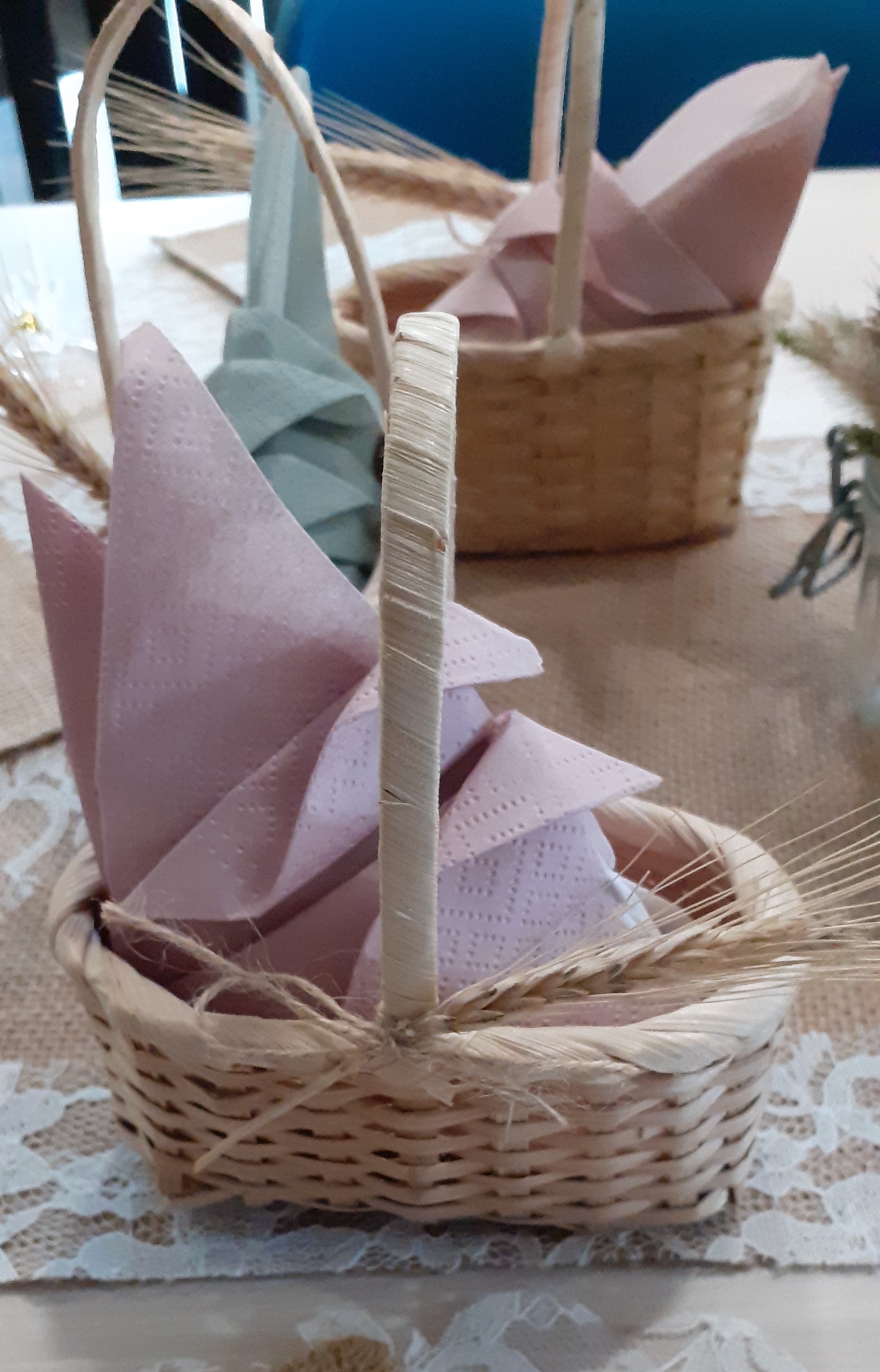 Pliage serviette dans panier en osier