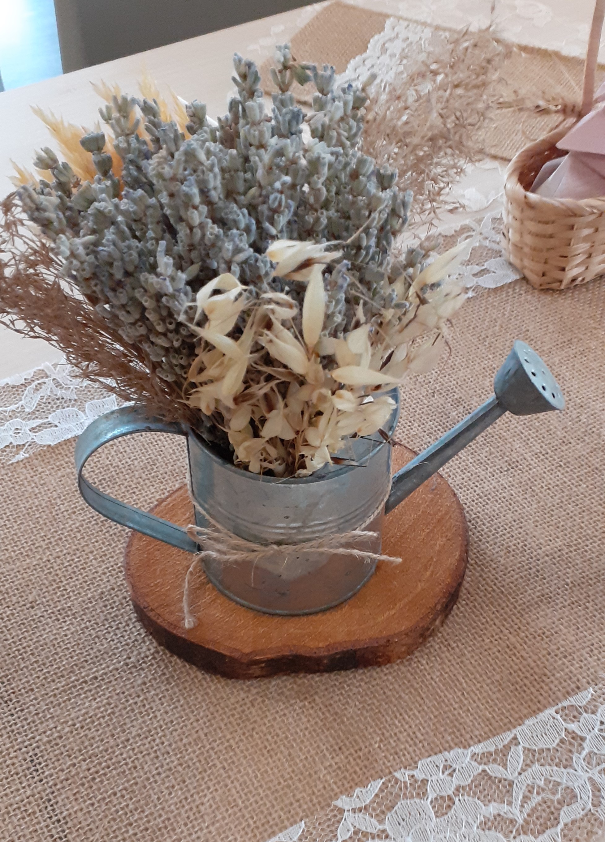 Détail décoration sur table : arrosoir et lavande