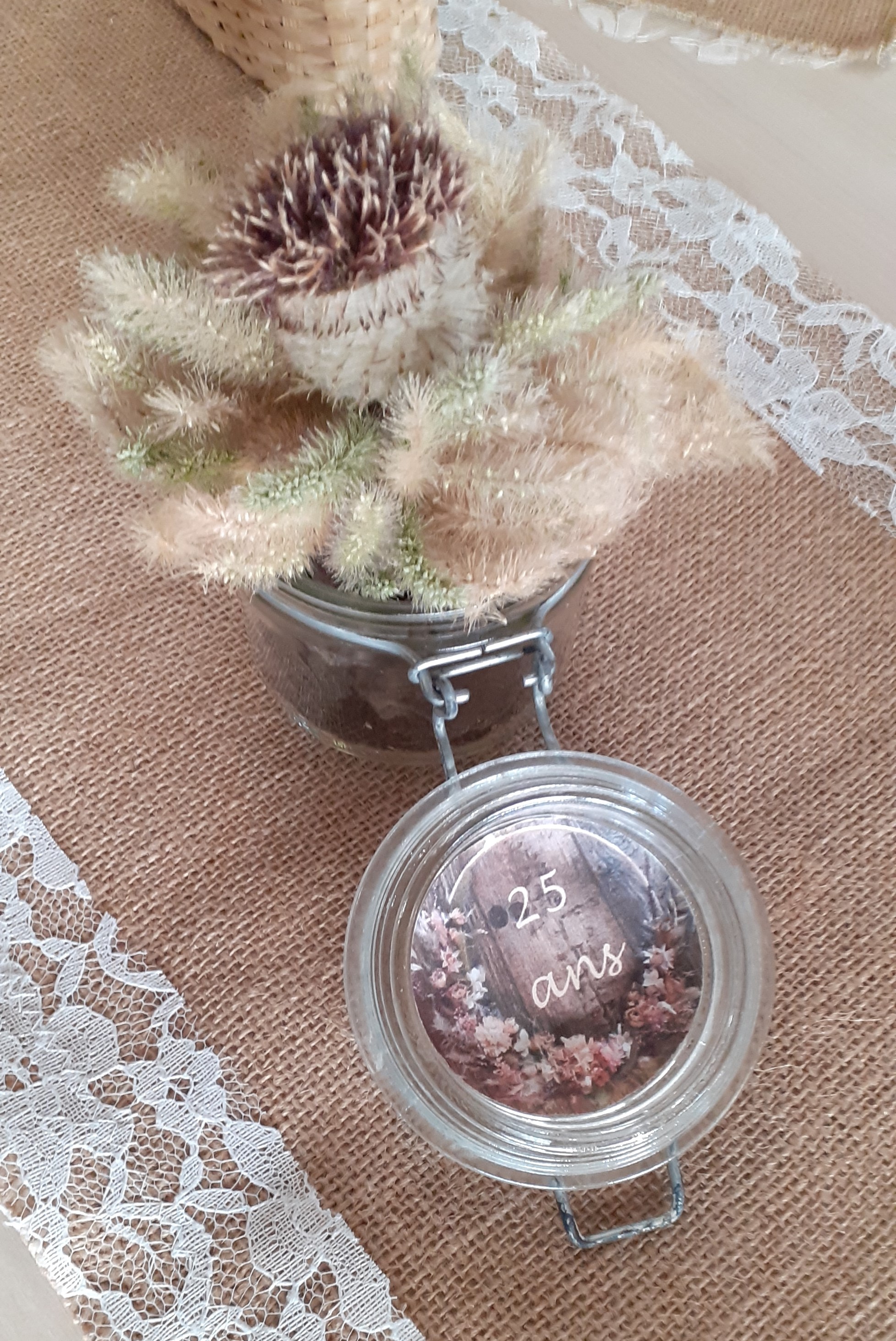 Détail décoration : bocal et fleurs séchées