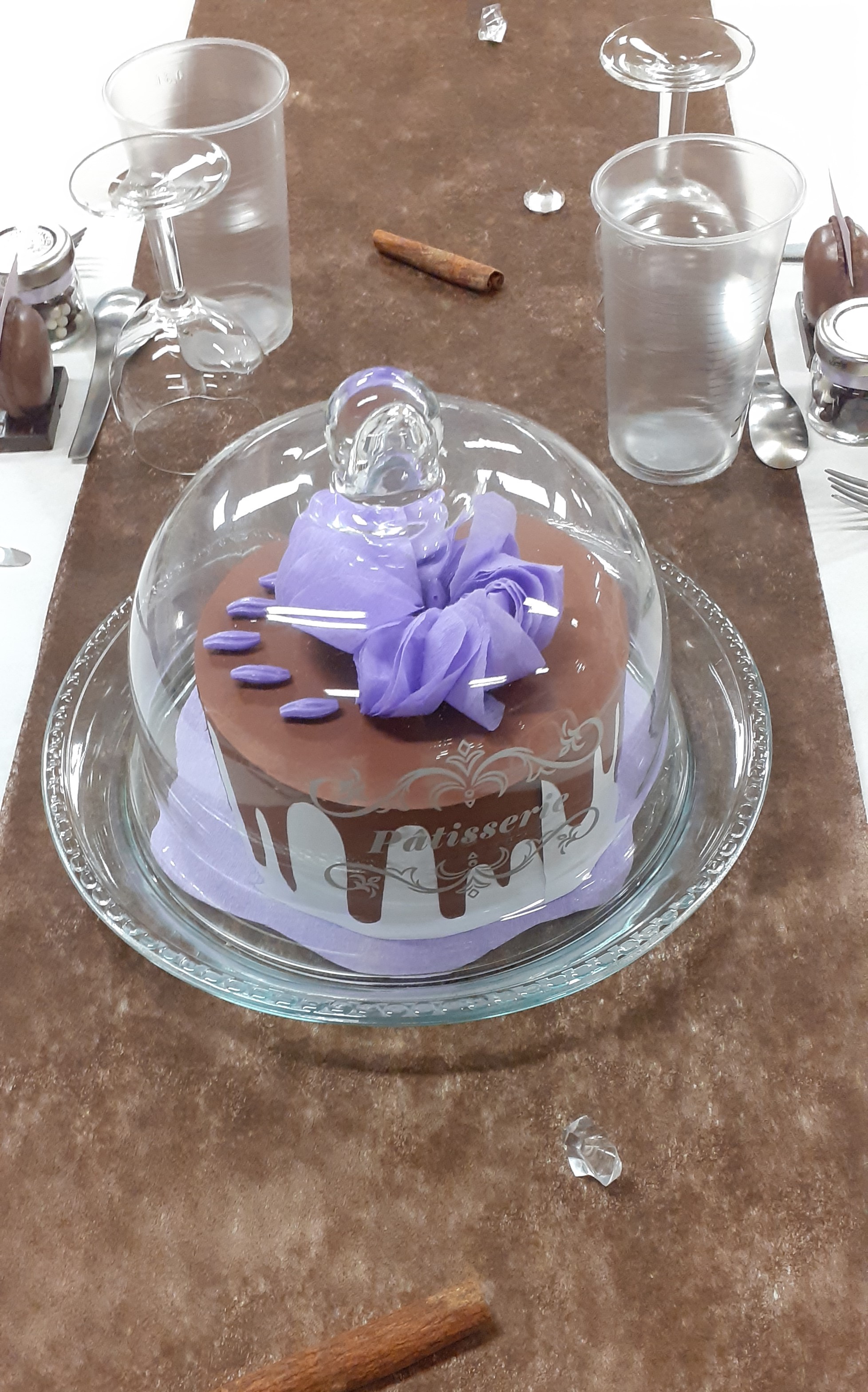 Décoration de table : un gâteau sous cloche réalisé en papier