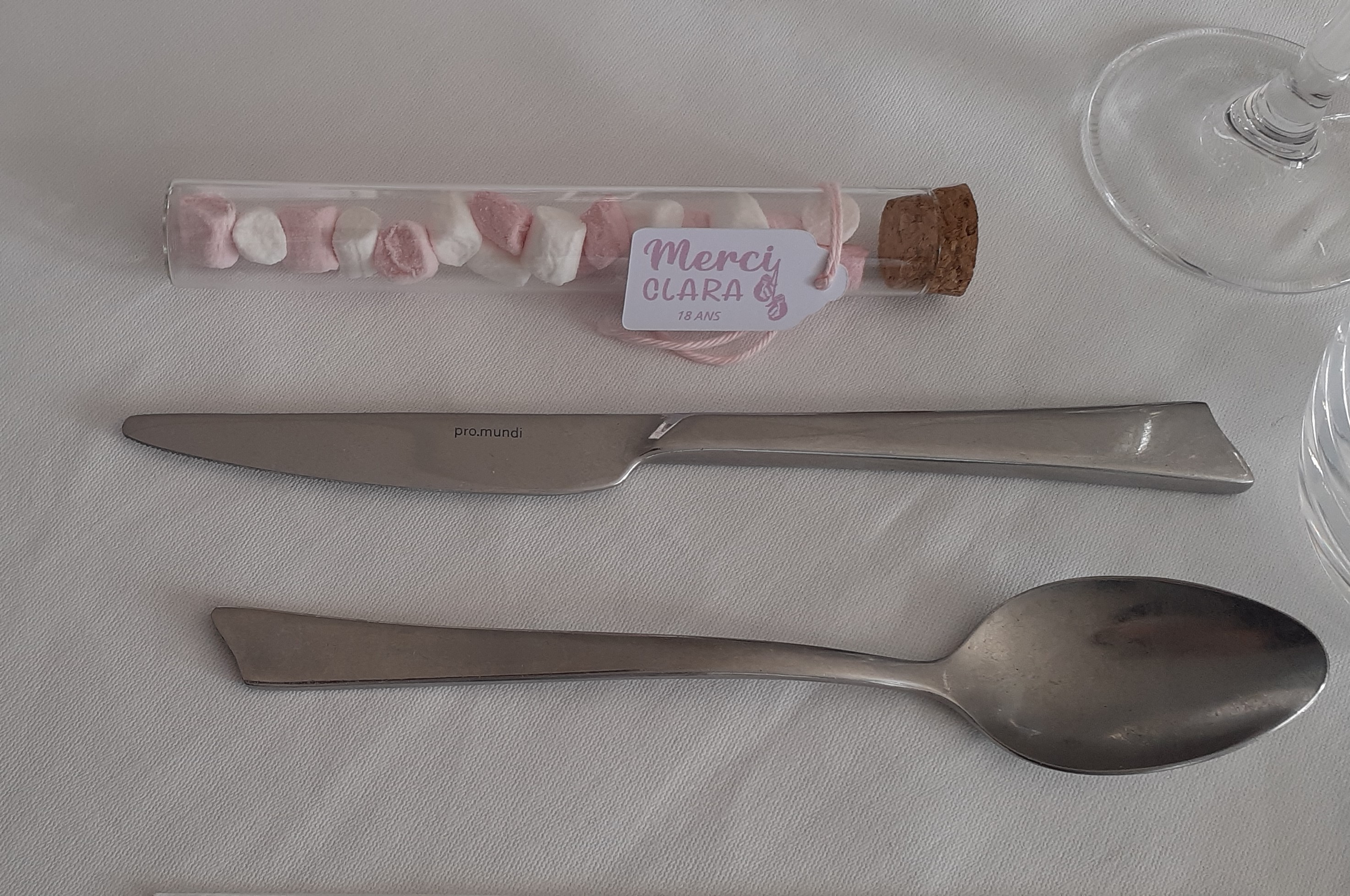 Cadeau invité : éprouvette en verre, guimauves, étiquette personnalisée